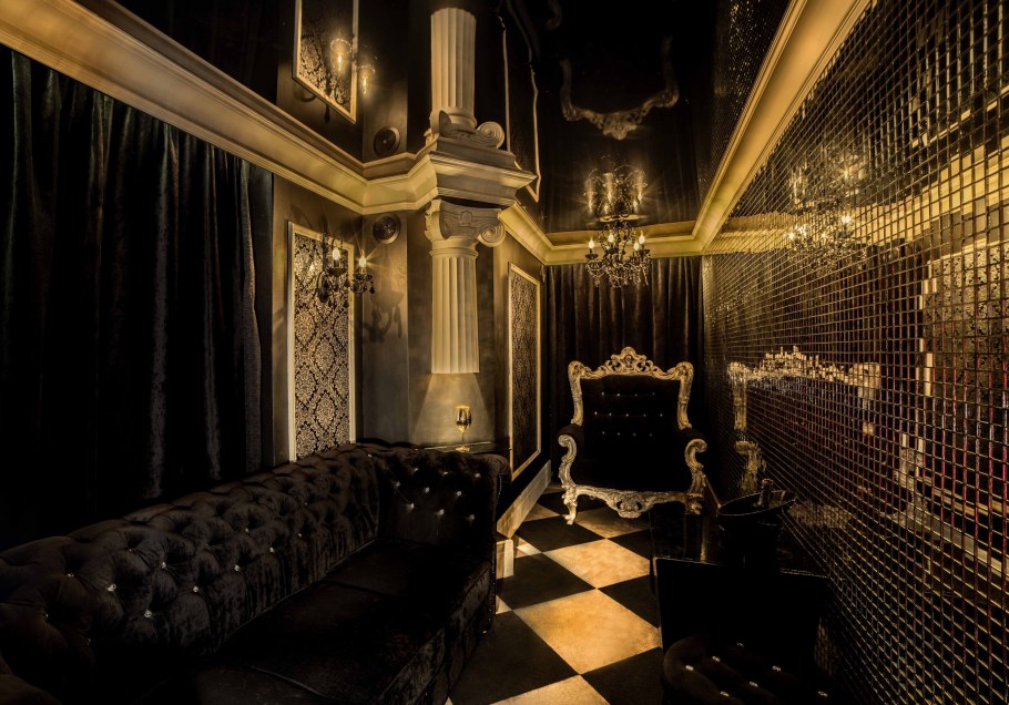 Тёмный угол комнаты