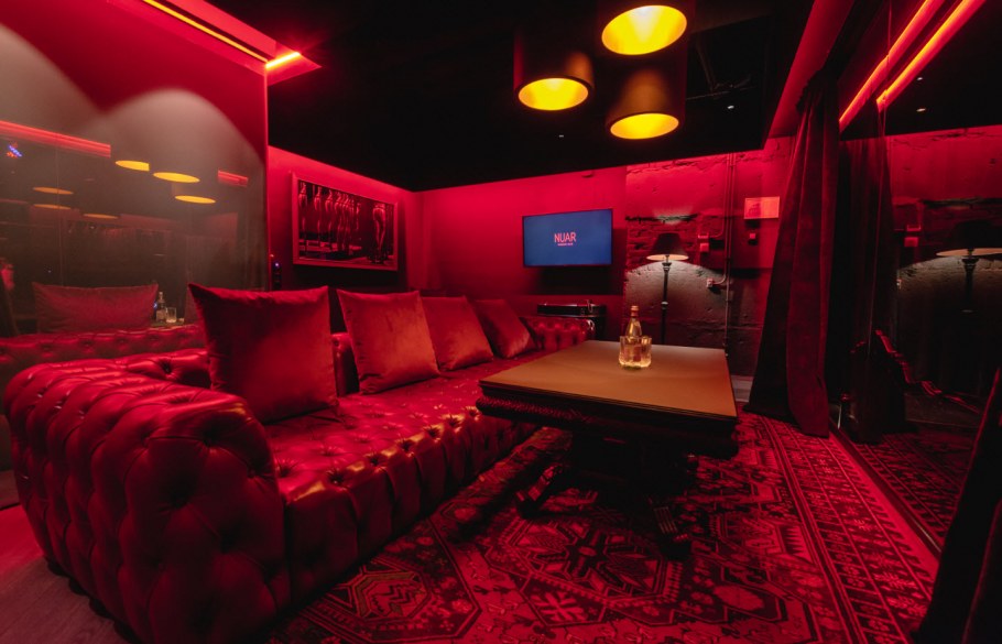 Стриптизерша в приватной комнате