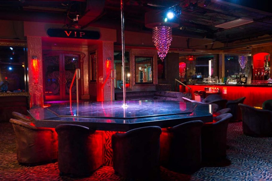 Стрип комната