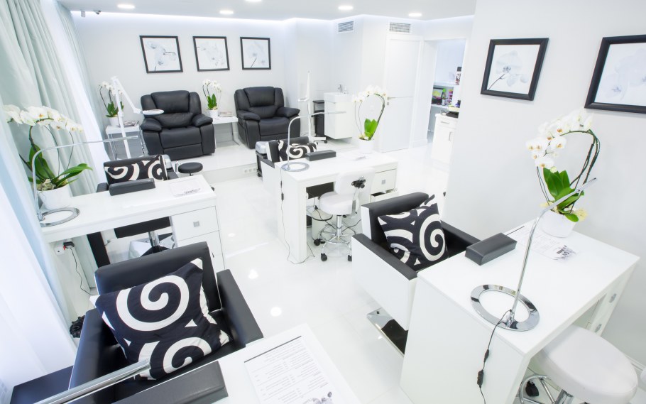Интерьер салона красоты в белых тонах