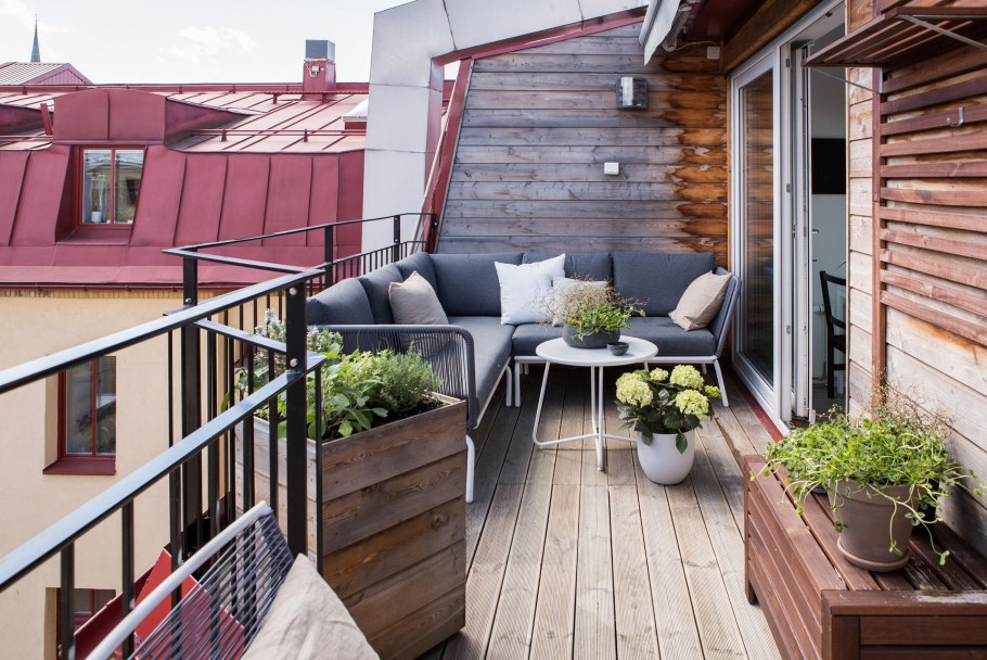 Двухэтажный дом с террасой