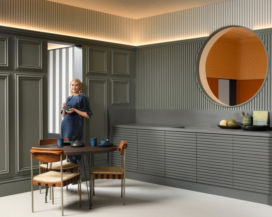 Крашеные рейки на стене