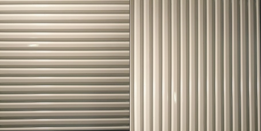 Двери с деревянными рейками