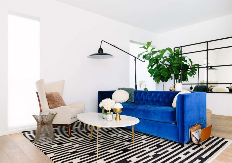 Синий диван в гостиной