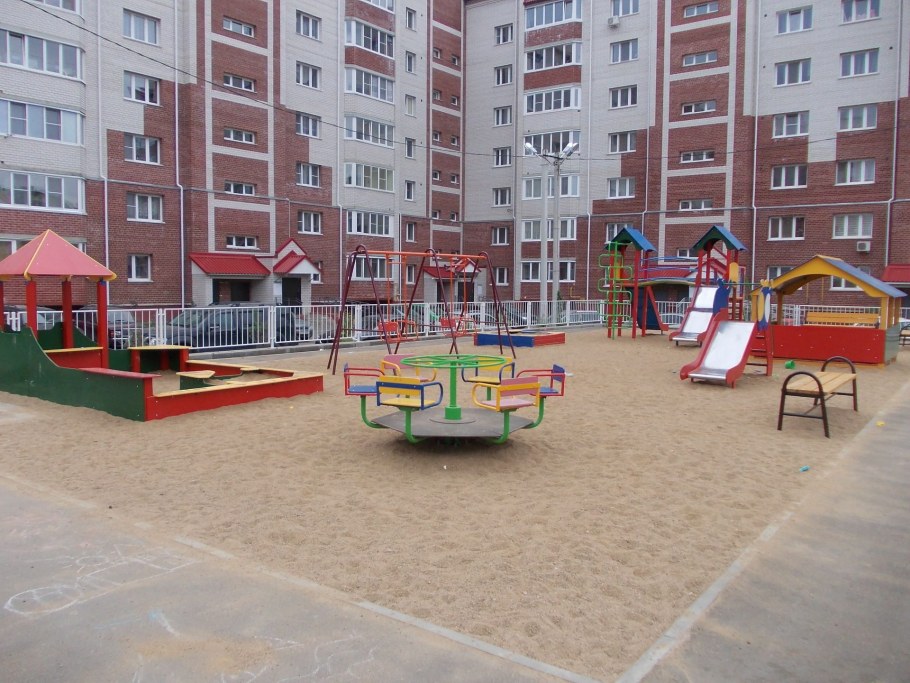 Детская площадка во дворе дома