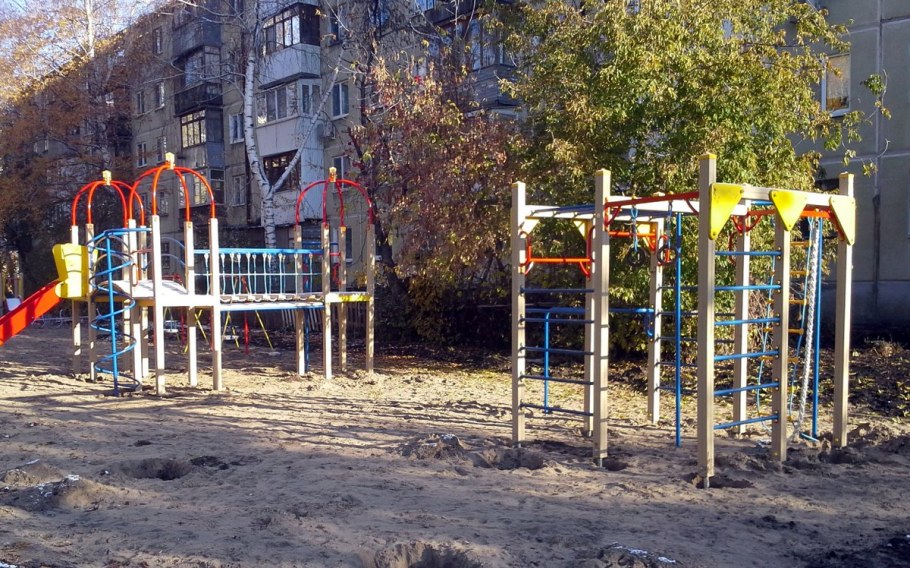 Детская площадка во дворе многоэтажного