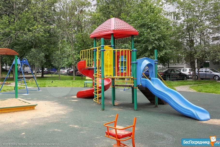 Детская площадка во дворе
