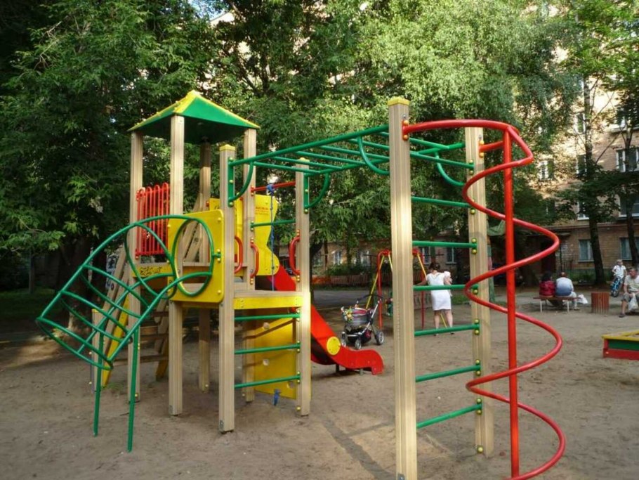 Детская площадка во дворе