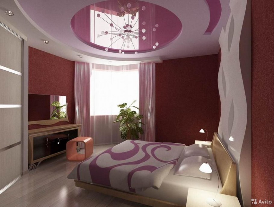 Натяжной потолок в спальне