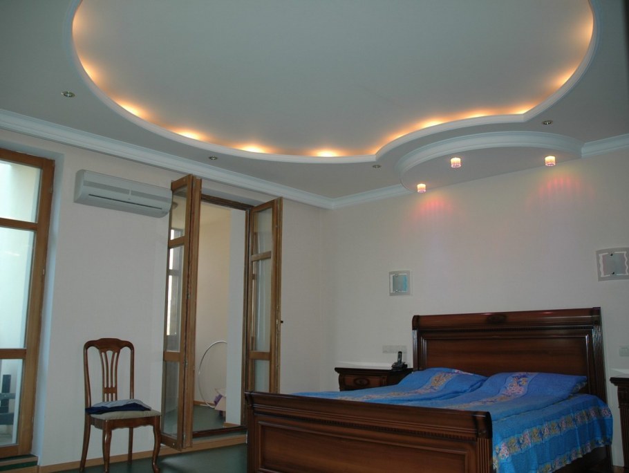 Навесные потолки в спальню