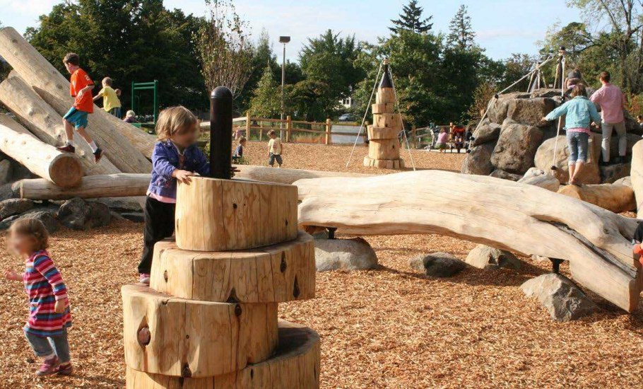 Детский городок из бревен