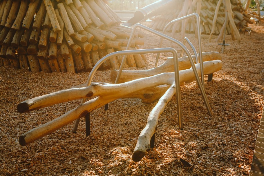 Из бревен для детской площадки