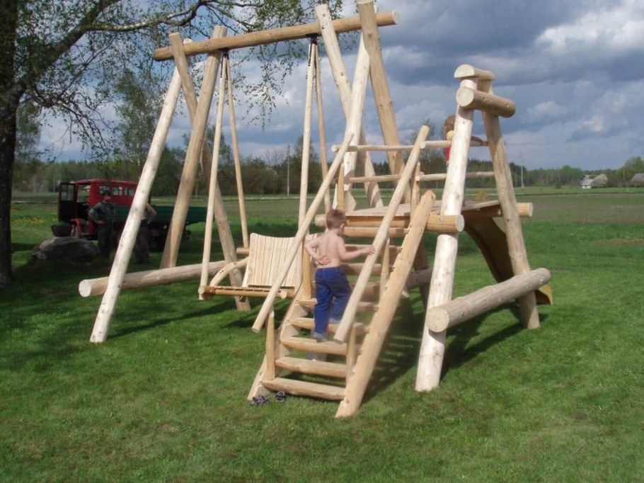 Горка из бревен