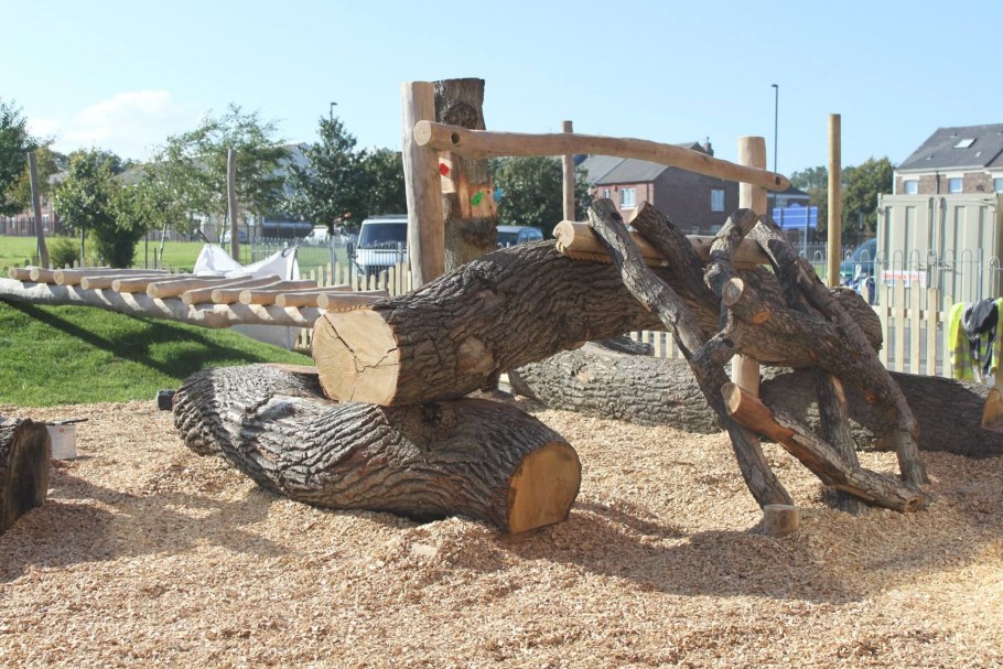 Пеньки на детской площадке