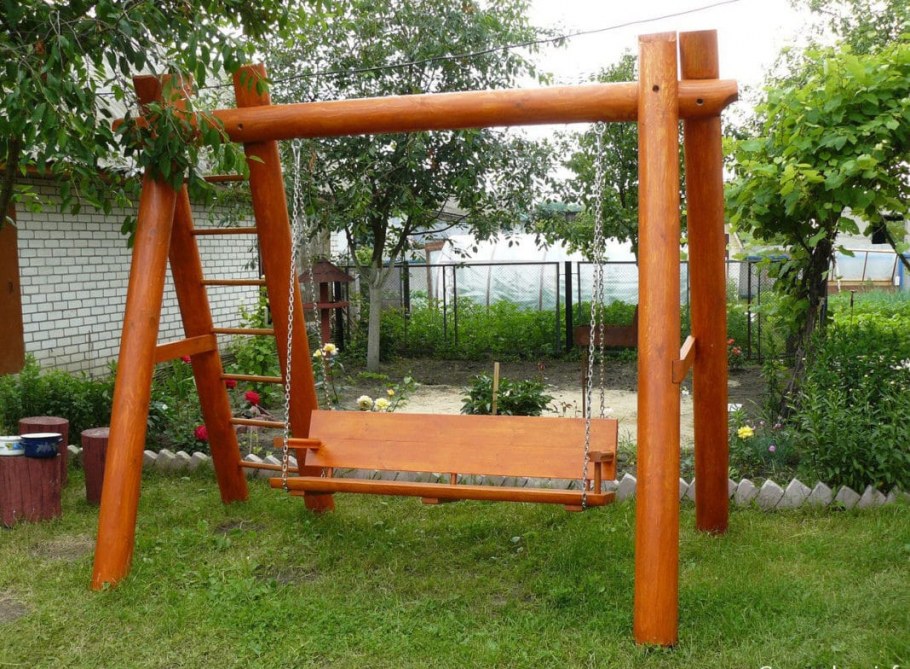 Детская площадка из бревен