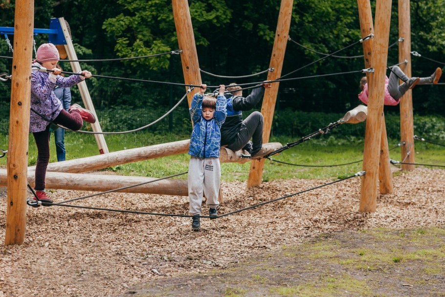 Детский городок из бревен