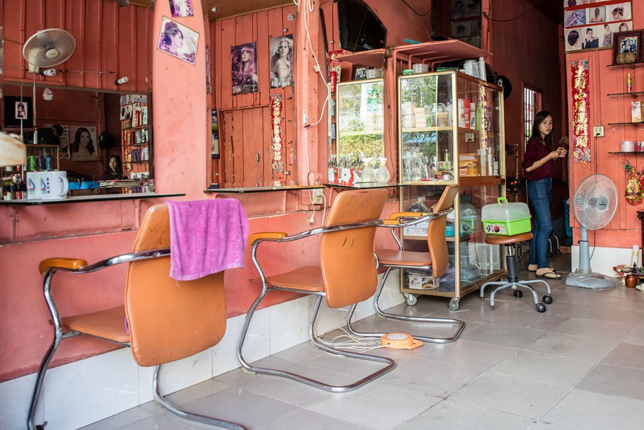 Черно белый интерьер салона красоты