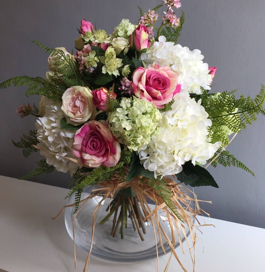 Композиция искусственных цветов