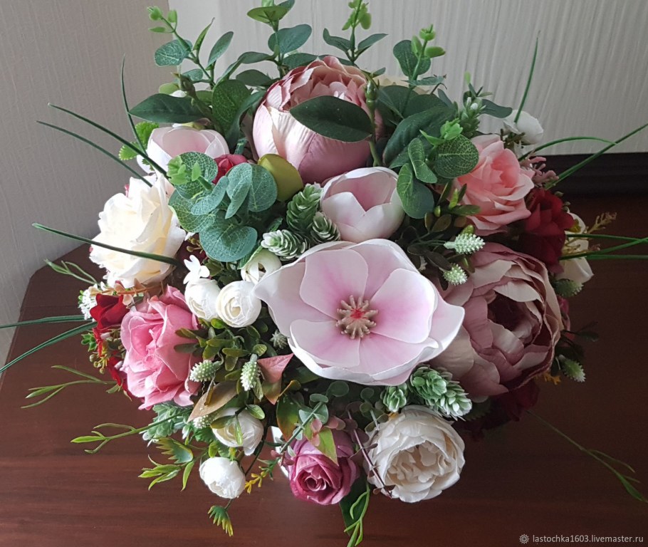 Композиции из искусственных цветов