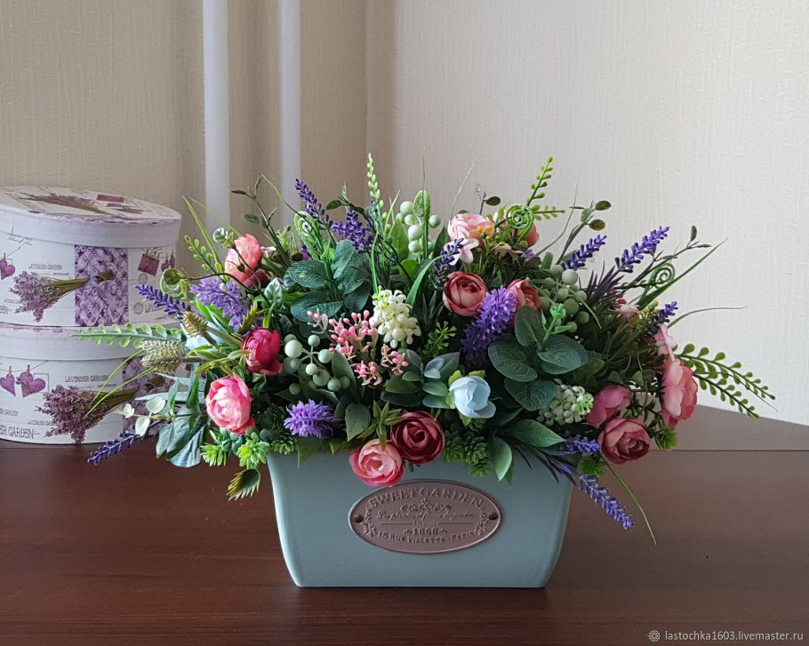 Интересные композиции из искусственных цветов