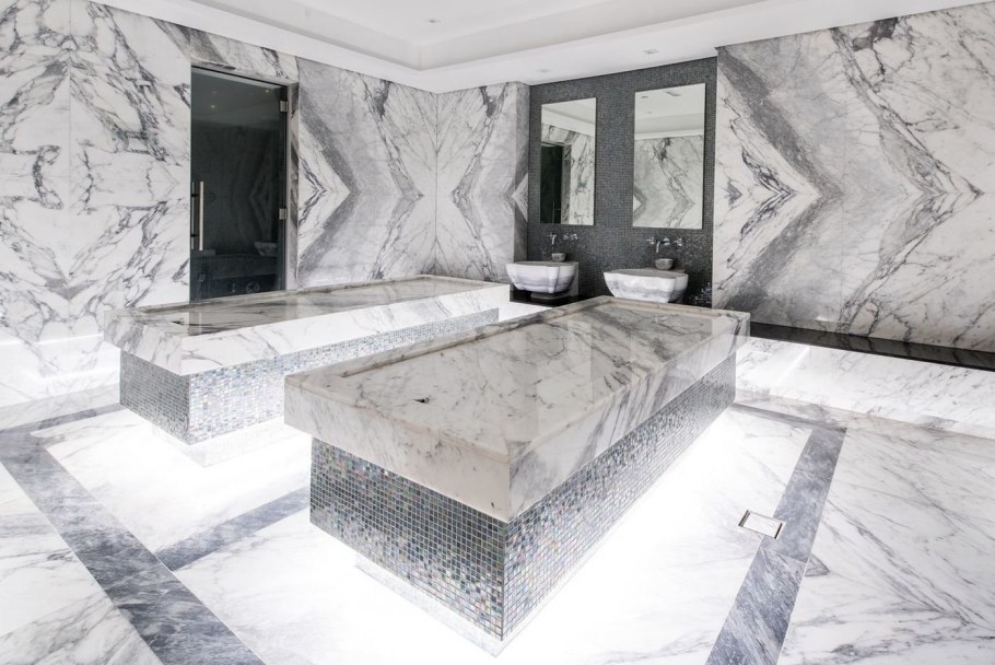 Мраморная стена в интерьере кухни