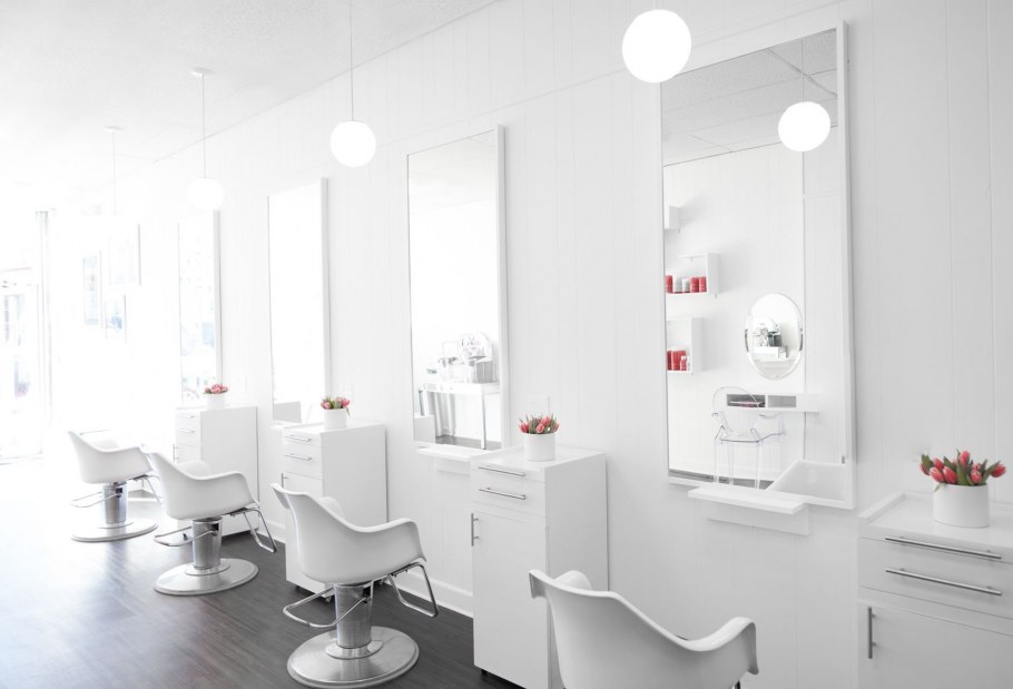 Салон красоты в белых тонах