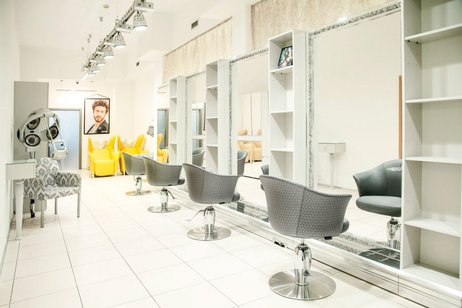 Интерьер салона красоты в белых тонах