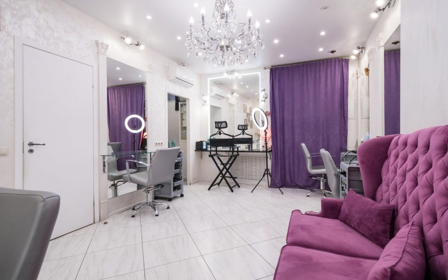 Интерьер парикмахерской в фиолетовых тонах