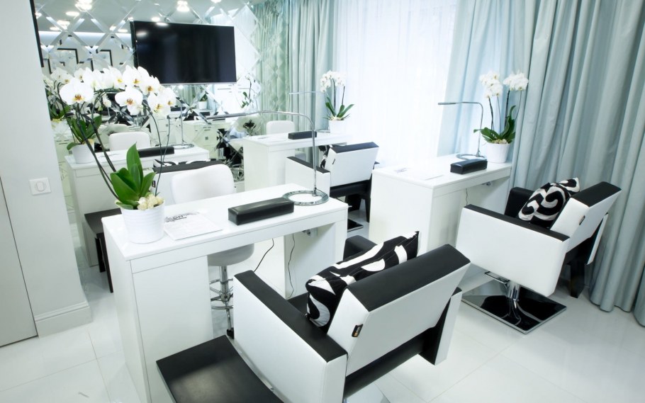 Черно белый маникюрный салон