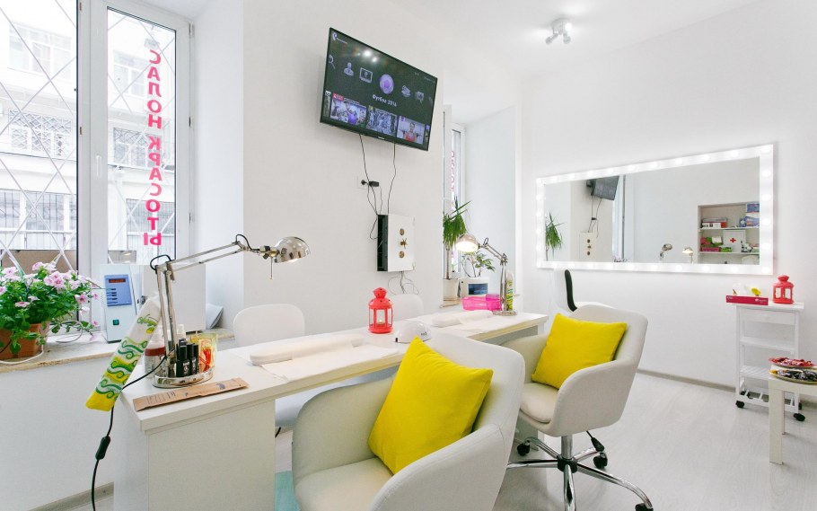 Маникюрный салон в белых тонах