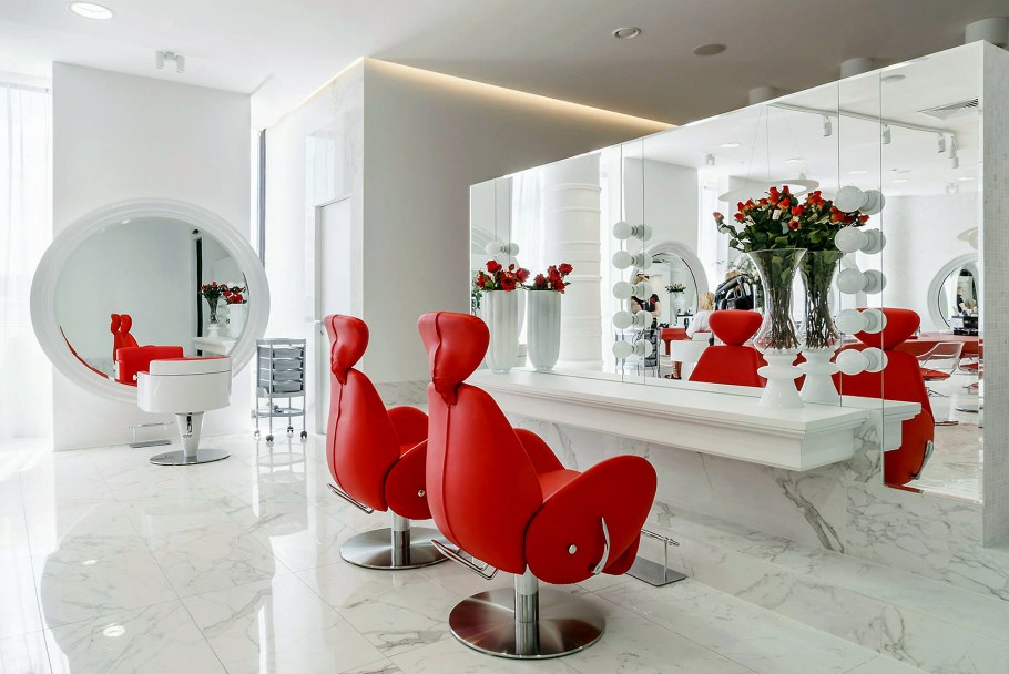 Салон красоты в красных тонах