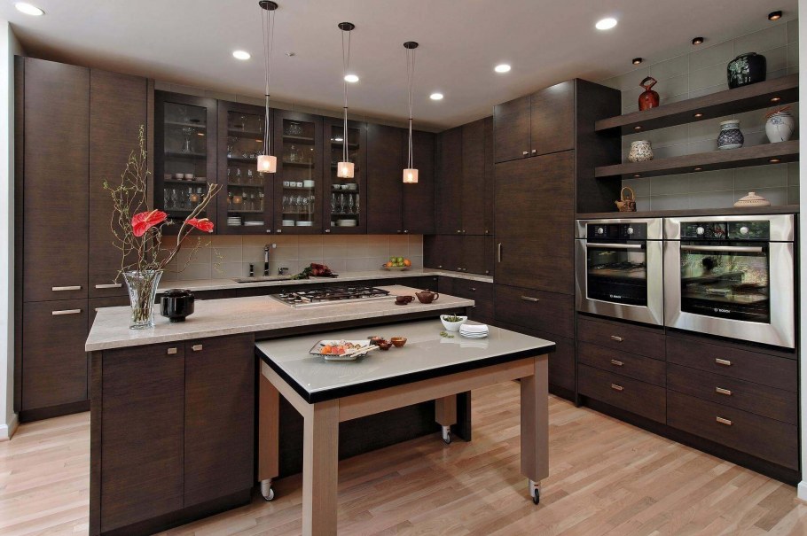 Кухня из темного дерева в интерьере