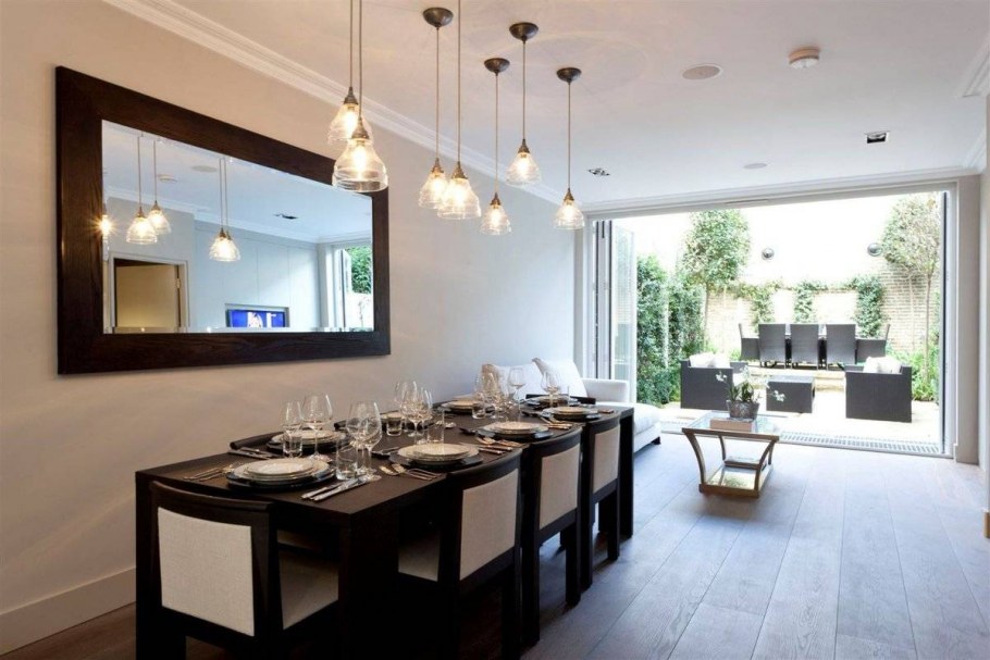 Зеркало над столом на кухне