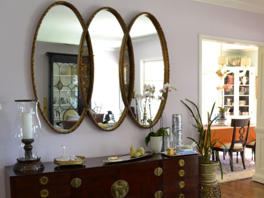 Круглое зеркало в интерьере гостиной