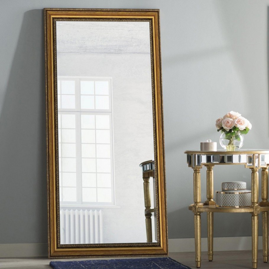 Зеркало в раме в интерьере