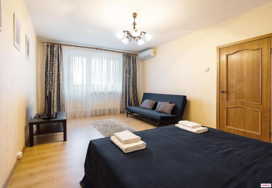 Спальня с двумя окнами