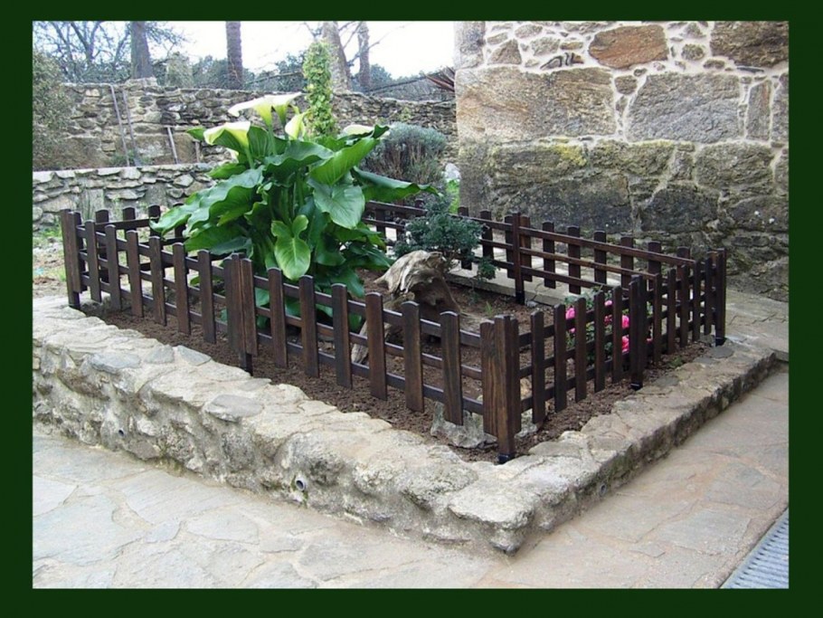 Пластиковые ящики в огороде