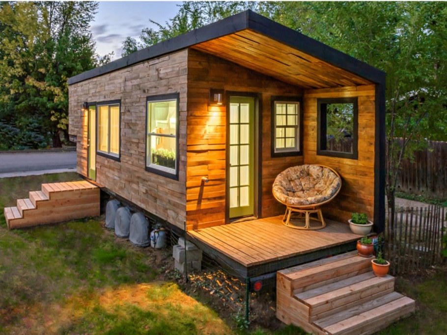 Скандинавский домик из бытовки