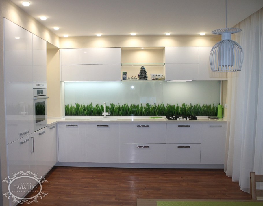 Белая кухня глянец с белым фартуком
