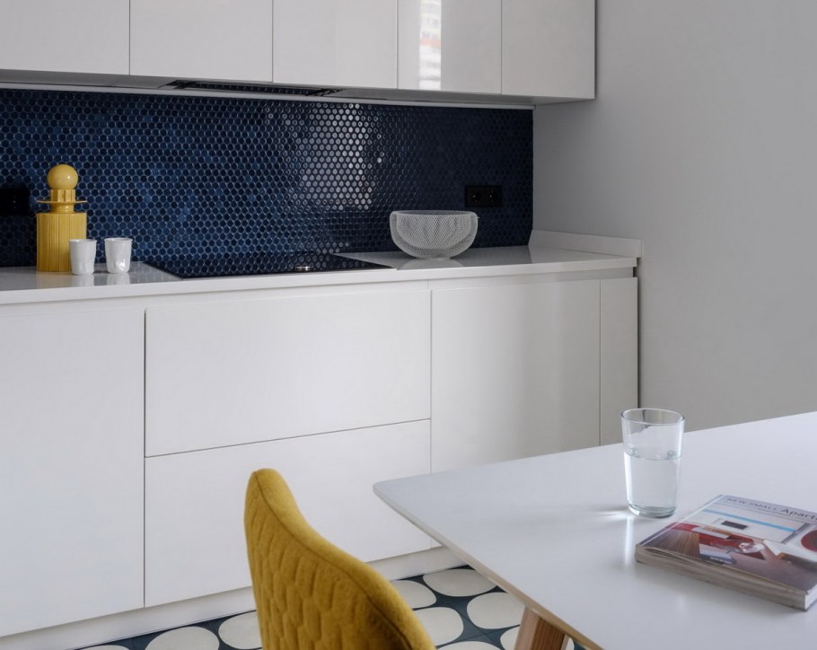 Белая глянцевая кухня с белой столешницей