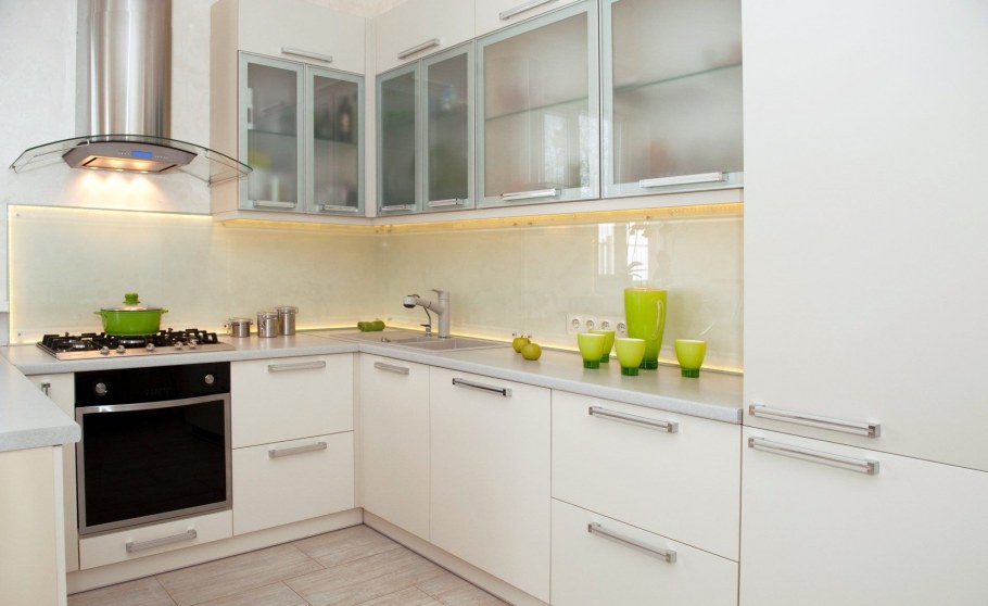 Кухонный гарнитур с белым фартуком