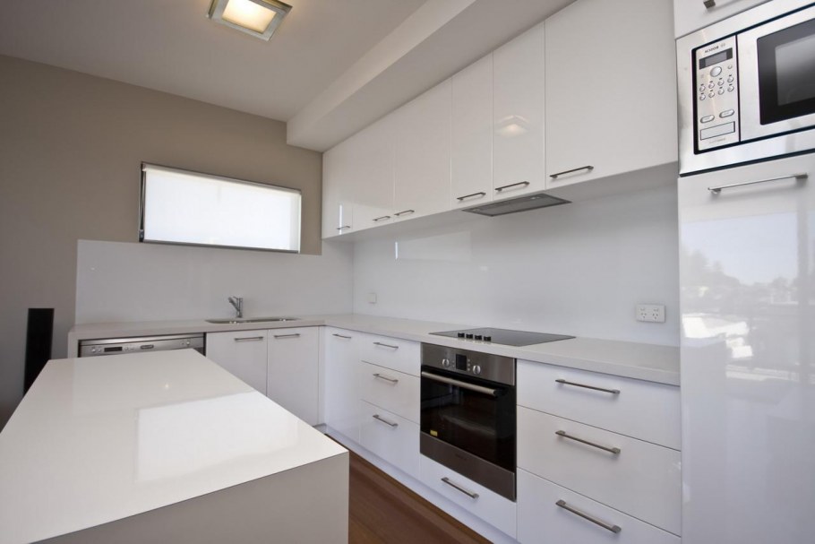 Белый глянцевый фартук на кухню