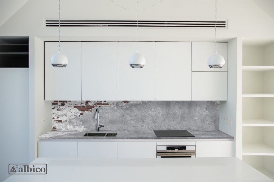 Белая кухня с деревянной столешницей