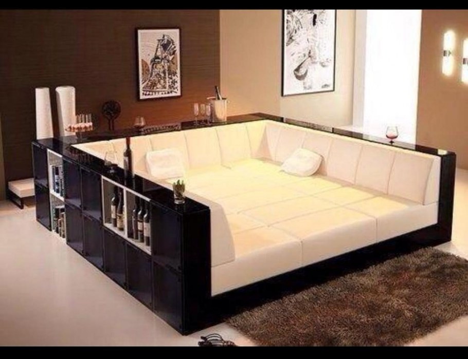 Низкий диван с подушками