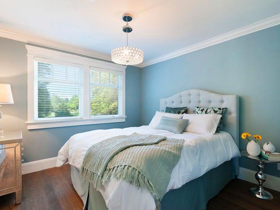 Светло голубая спальня