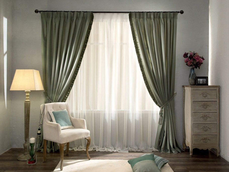Шторы из бархата в интерьере гостиной