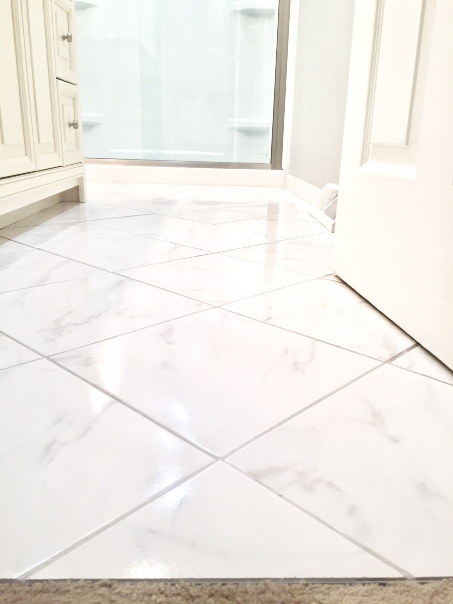 Белая мраморная плитка на полу