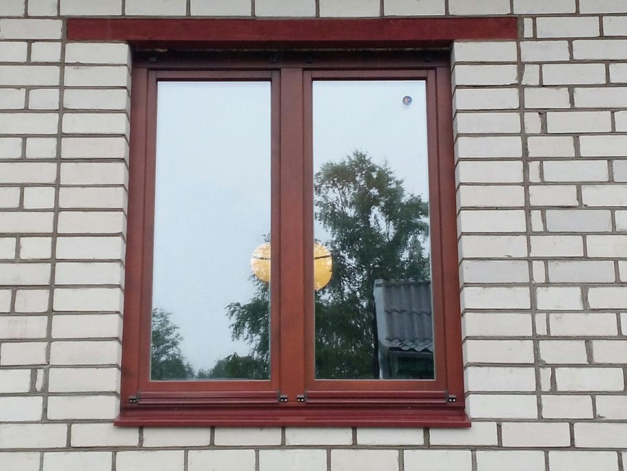 Коричневые пластиковые окна