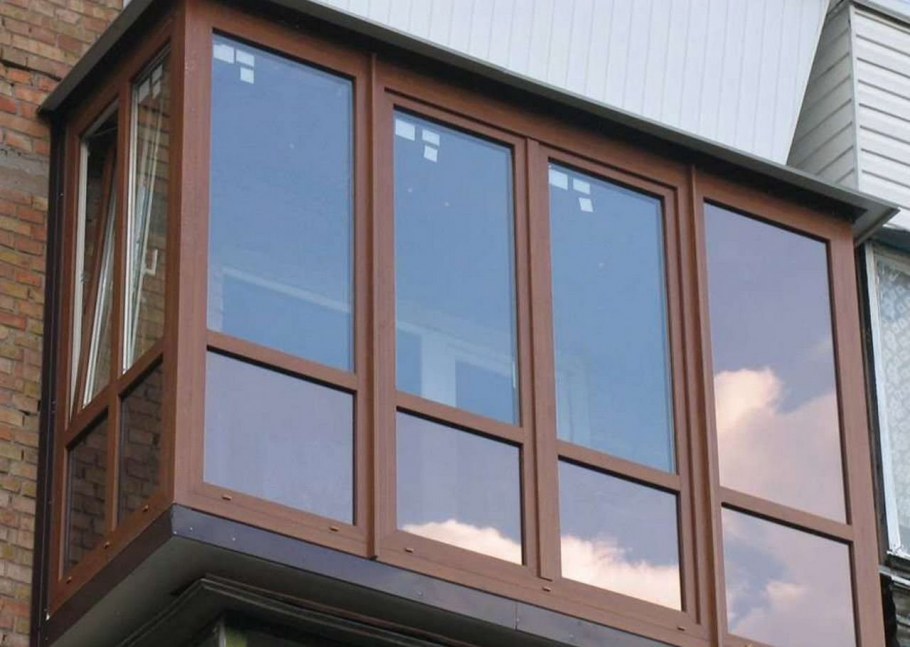 Коричневые пластиковые окна