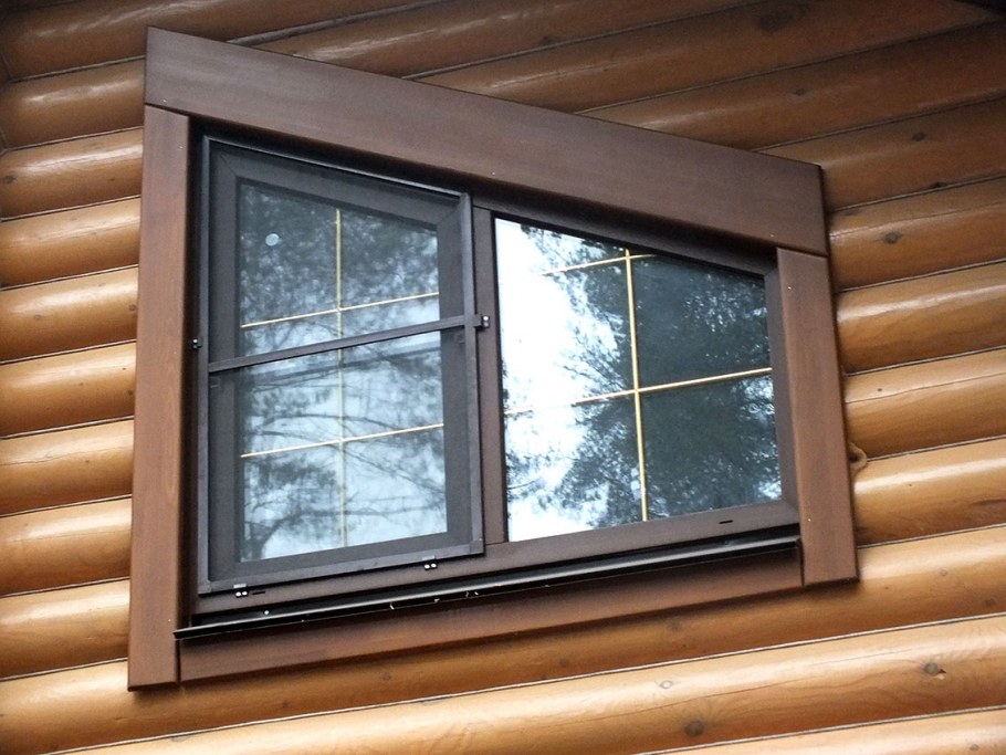 Коричневые пластиковые окна